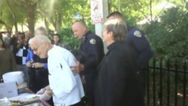 Un homme de 90 ans arrêté en Floride pour avoir nourri des sans-abris