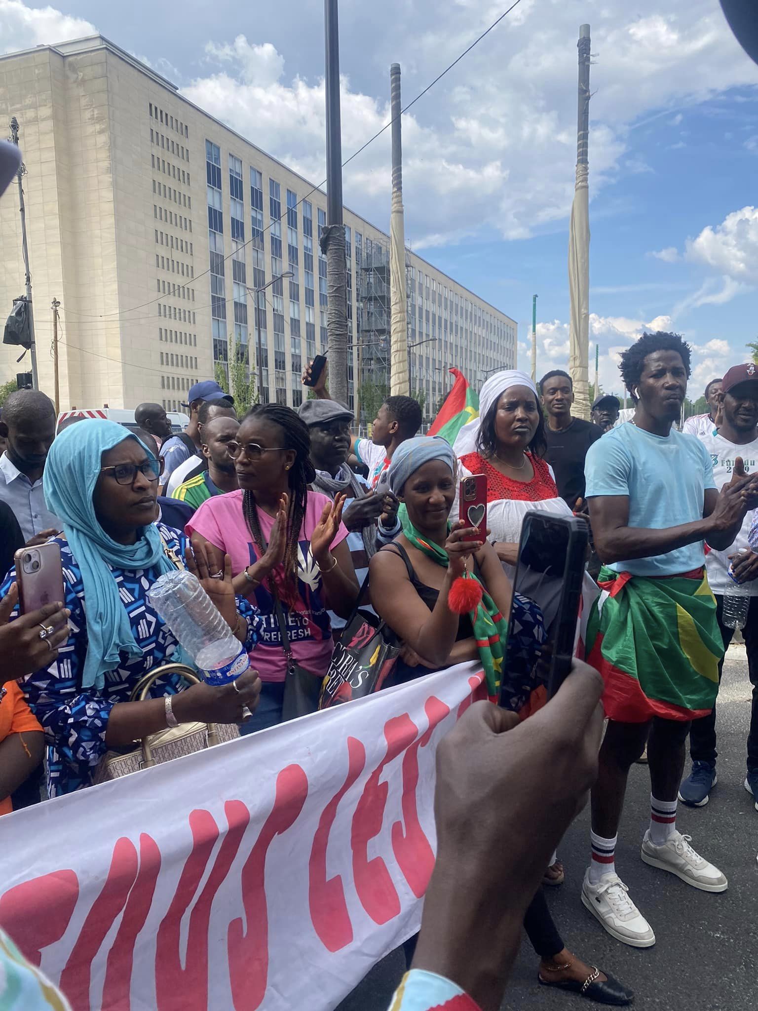 Paris : Manifestation  pour dénoncer la torture suivie de meurtre du jeune Oumar Diop à Nouakchott et de Mohamed Lamine Samba à Boghè