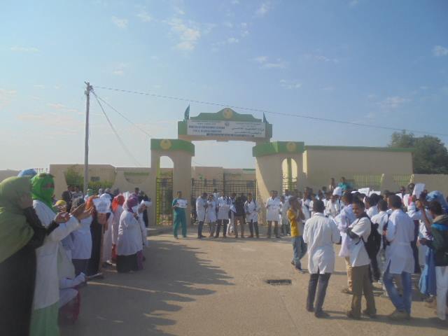 Sit-in des étudiants de Médecine en grève devant leur ministère de tutelle