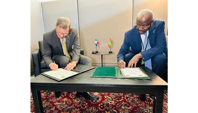 Les ministres des Affaires étrangères mauritanien et dominicain signent un accord pour le rétablissement des relations diplomatiques entre les deux pays