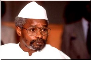 L'ex-président tchadien Hissène Habré amené de force au premier jour de son procès