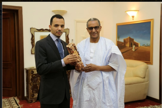 Etrange photo du fils d'Aziz avec le réalisateur de Mettou...