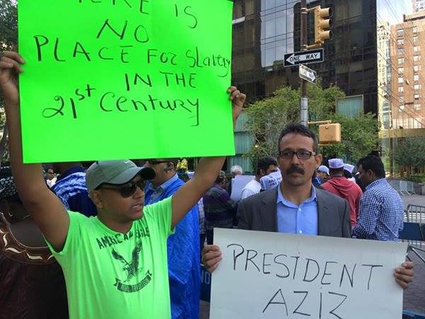 Des banderoles condamnent la visite du Président Aziz aux USA