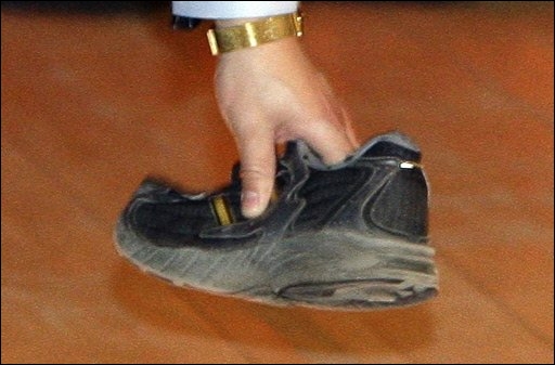 Mauritanie: Un journaliste lance ses chaussures en direction du ministre porte parole du gouvernement