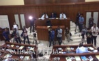 SIT-IN DES SÉNATEURS DEVANT L’HÉMICYCLE DE LA CHAMBRE