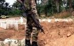 Un militaire tire au dessus de ses camarades à Rosso