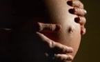Guinée : une femme porte un enfant depuis plus de cinq