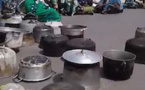Le choc de l’extrême pauvreté en Mauritanie par les marmites vides sur la chaussée à Nouakchott !