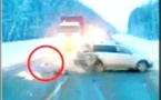 Un bébé éjecté d'une voiture évité de justesse un camion (Video)