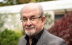 L'écrivain Salman Rushdie hospitalisé après avoir été poignardé sur scène dans l'État de New York