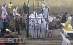 Femmes Yézidies et Chrétiennes vendues au marché aux esclaves de Mossoul en Irak où elles sont amenées dans des cages...