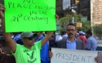 Des banderoles condamnent la visite du Président Aziz aux USA