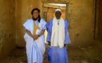 L´HOMMAGE DU COLONEL Oumar Ould Beibacar l´ancien "geôlier" de Oualata pas comme les autres à son ancien prisonnier et ami Ly Djibril Hamet.