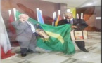 Le président d’un parti mauritanien fait une pause photo avec le drapeau national renversé !