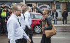 En Suède, la photo de cette femme, le poing levé face à 300 néo-nazis, est devenue virale