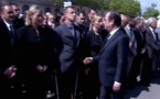 Hommage aux policiers tués : un homme refuse de serrer la main à F.Hollande et M.Valls