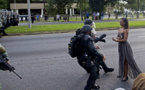 Une manifestante noire américaine se dresse devant des policiers à Bâton-Rouge : la photo iconique